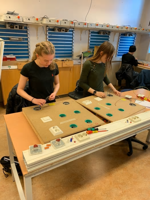 Två tjejer på El- och energiprogrammet på Lindholmens tekniska gymnasium.