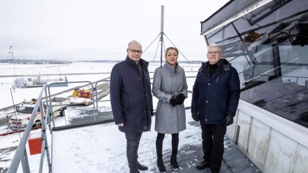 Fr. v: Jonas Sundström, (S) kommunstyrelsens ordförande, Frida Nilsson, (C) kommunstyrelsens 1:e vice ordförande, Anders Djup, VD Flygplatsbolaget.